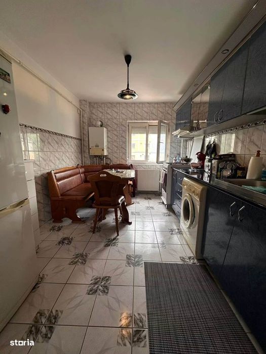 De vanzare apartament 3 camere și balcon,70mp, etaj 2,  Bd Roman Musat