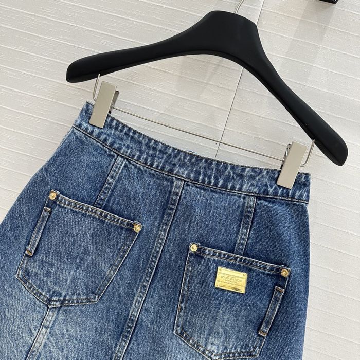 Дънкова пола с копчета и лого в златисто