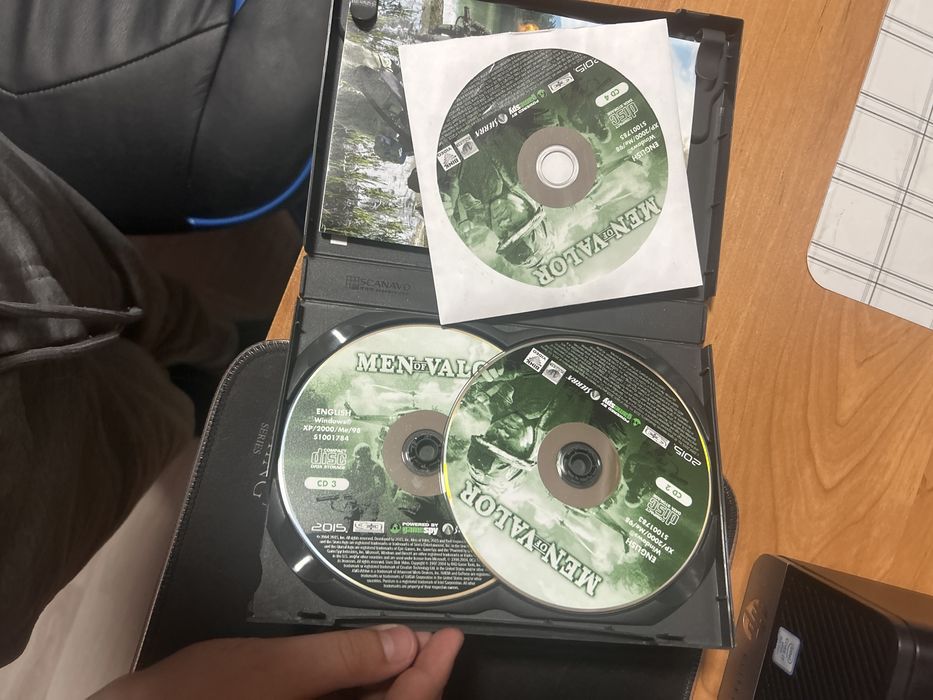 Продавам играта Men of valor трите части за компютър