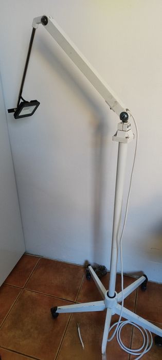 Lampă led elvețiană cu role și brat flexibil