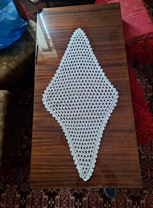 Продавам дървена масичка