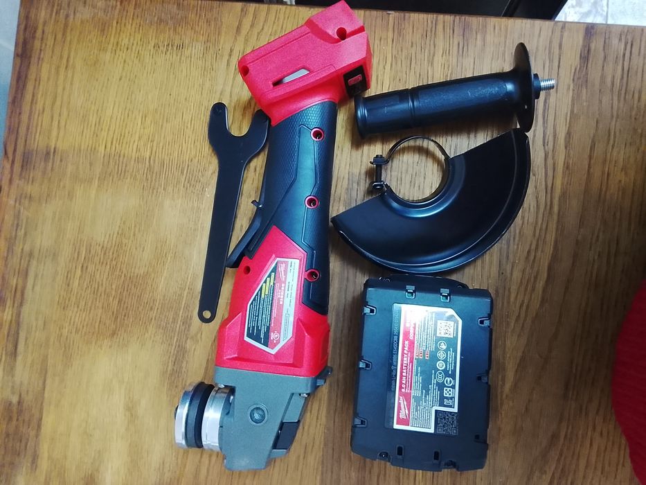 Flex Milwaukee cu variator de viteza și o baterie de 6A NOI