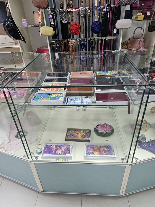 Витрины кубы с тумбой для хранения