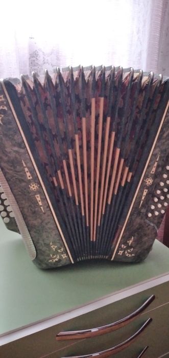 Продам гармонь 80 годов