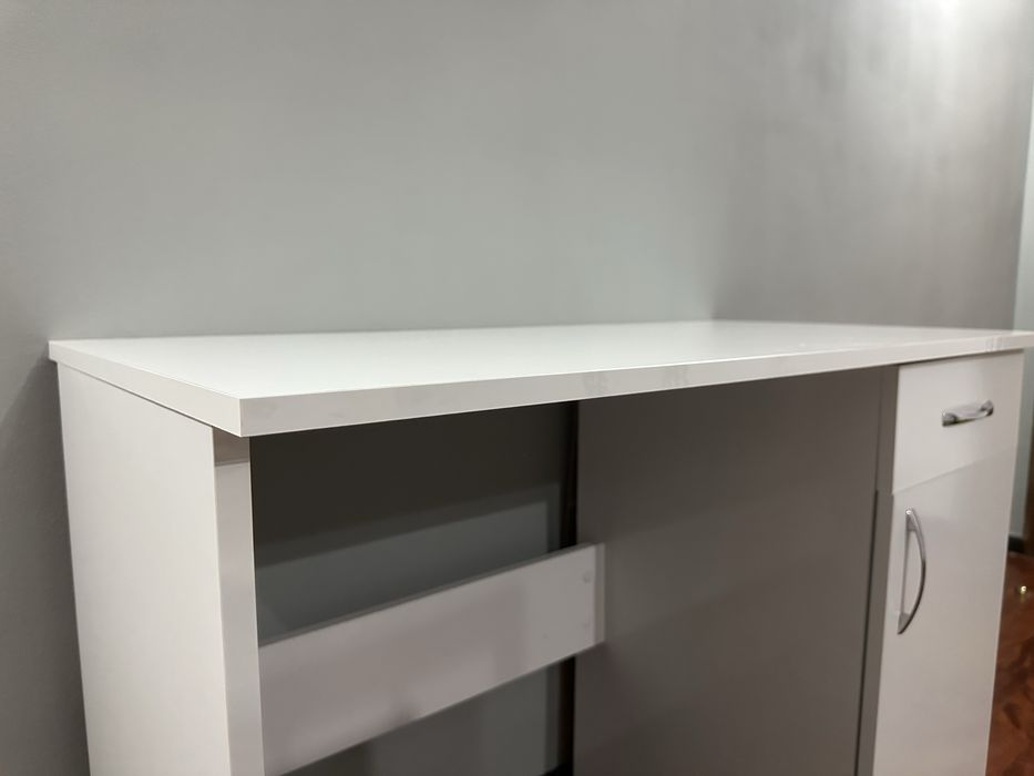 Бюро-бял гланц