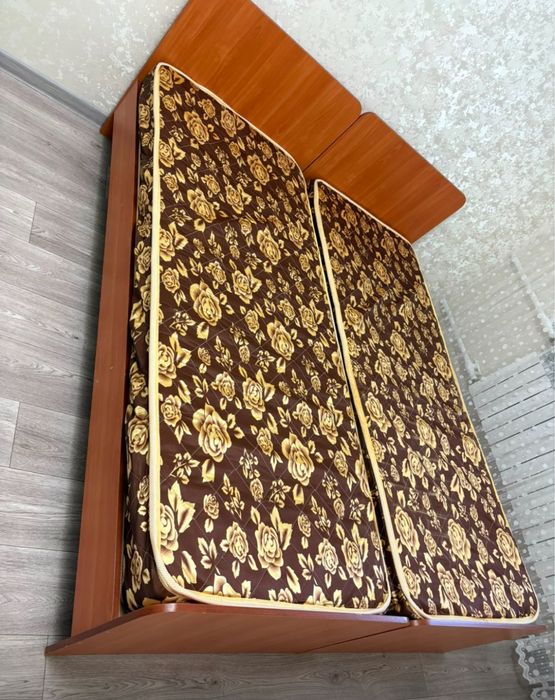 Кровать с матрасом