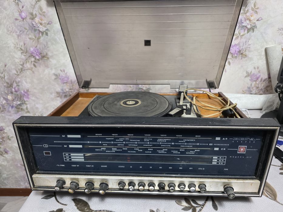 Радиола (радио + проигрыватель)