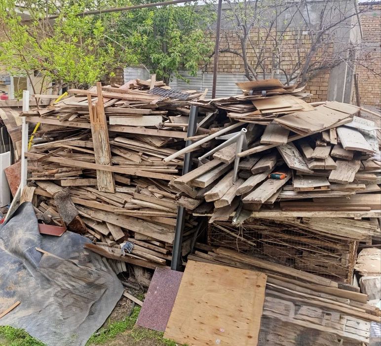 Katta miqdorda yog‘och,taxta.o'tin