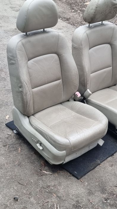 Сидение передние на Subaru Outback  .