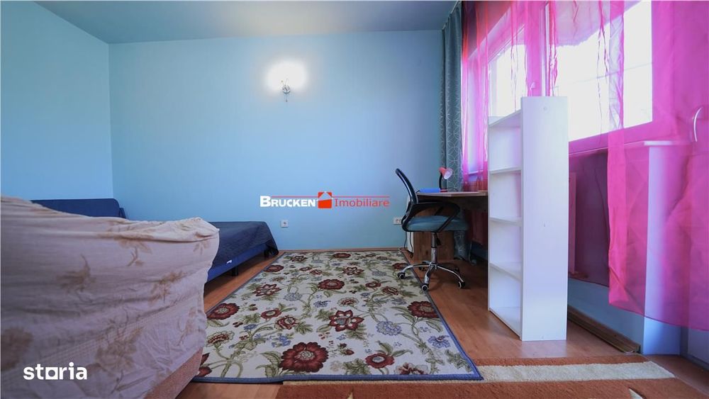 Apartament cu terasa, curte si parcare, intr-o zona linistita de case