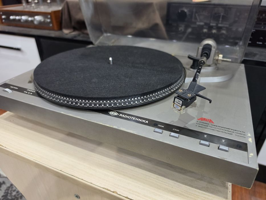 Виниловый проигрыватель  radiotehnika Ария 102