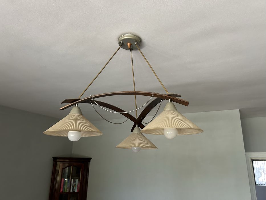 Висящ полилей  с три крушки от дърво и стъкло