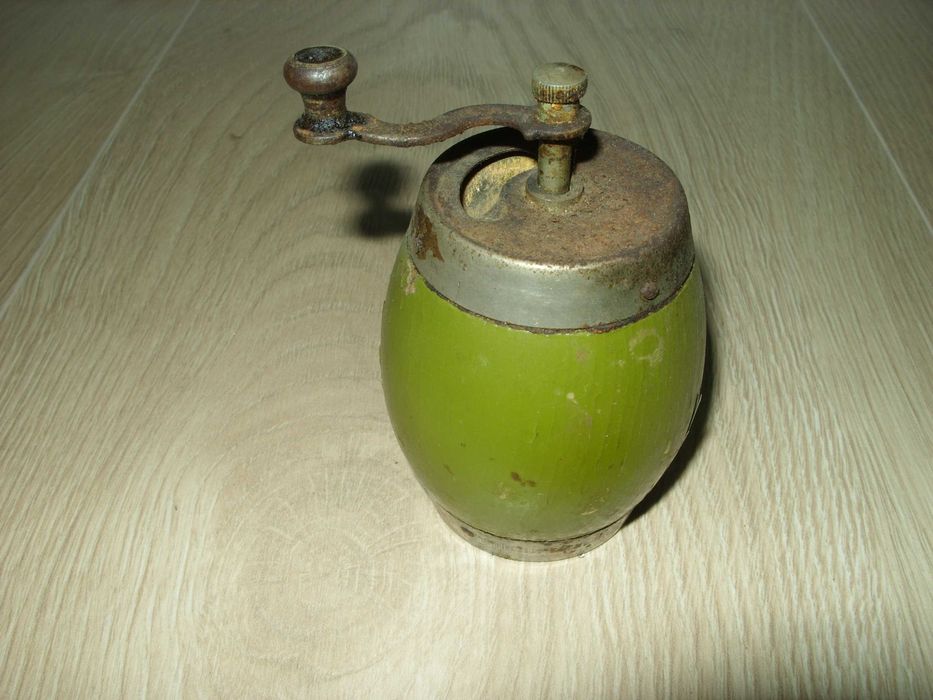 Порцеланови и дървени солници хаванче