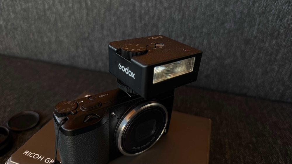 Ricoh GR III ca nou