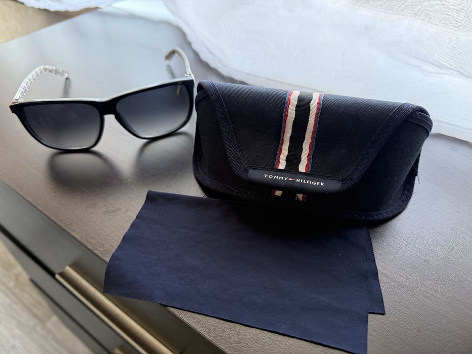 Слънчеви очила Tommy Hilfiger,Oakley Англия