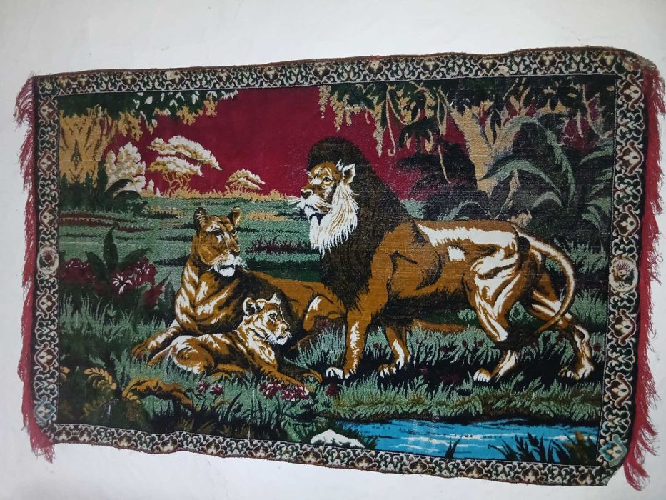 Covor vintage de perete / tapiserie retro cu lei și tigri, model clasic