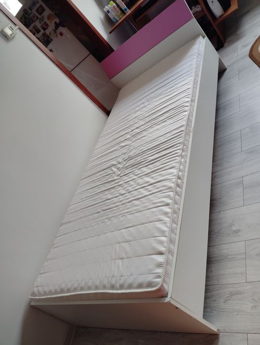 Vind pat pt o persoana cu tot cu saltea