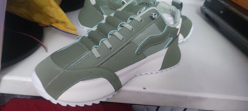 Кросовки новые 42 размер