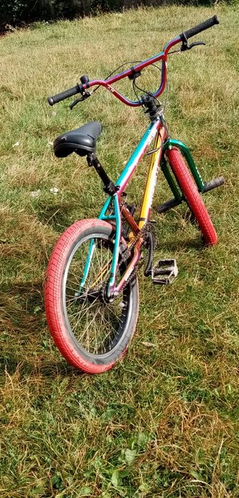 Vând bmx multicolor!!