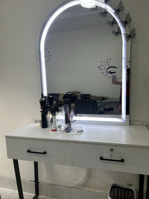 Гузалик салони учун ойна сотилади ва реклама буквалар