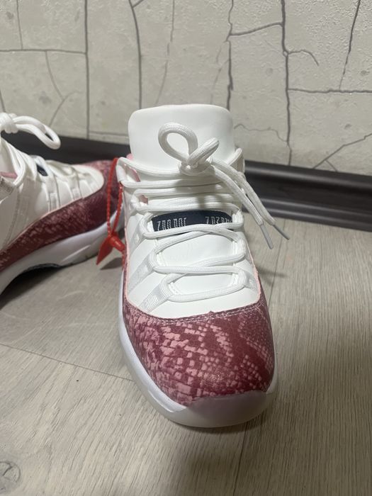 Air Jordan 11 pink