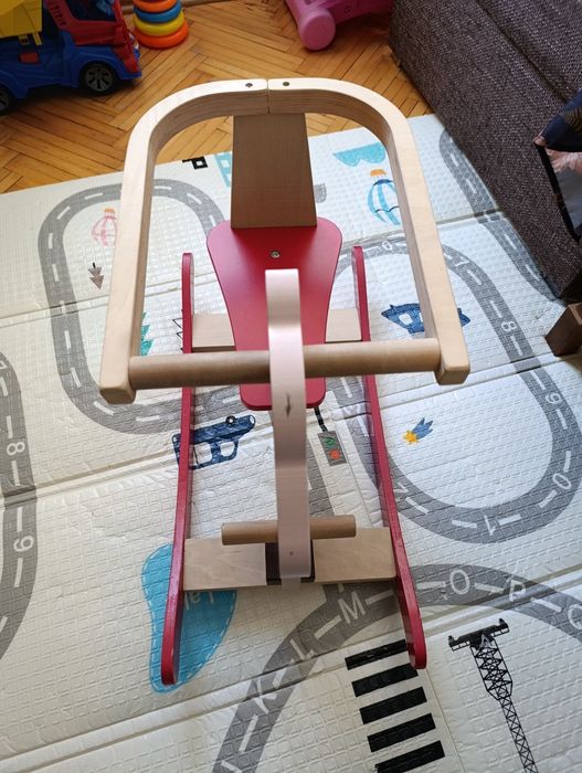 Дървена люлка конче