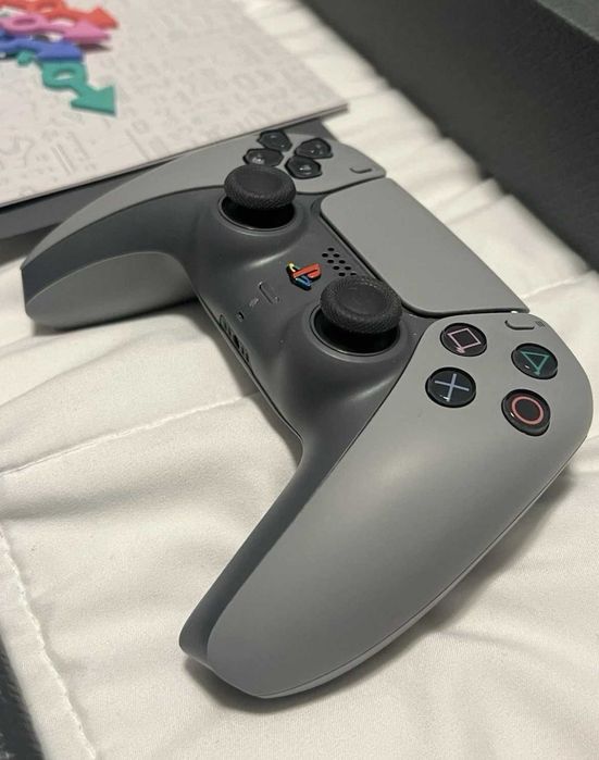 PlayStation 5 30th Anniversary Limited Edition Bundle + 2 броя лимитирани контролери и зарядна станция