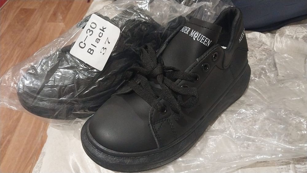 Срочно продам новый кроссовки