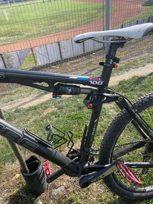 Bicicleta full suspension cube