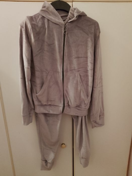 Vând treninguri noi