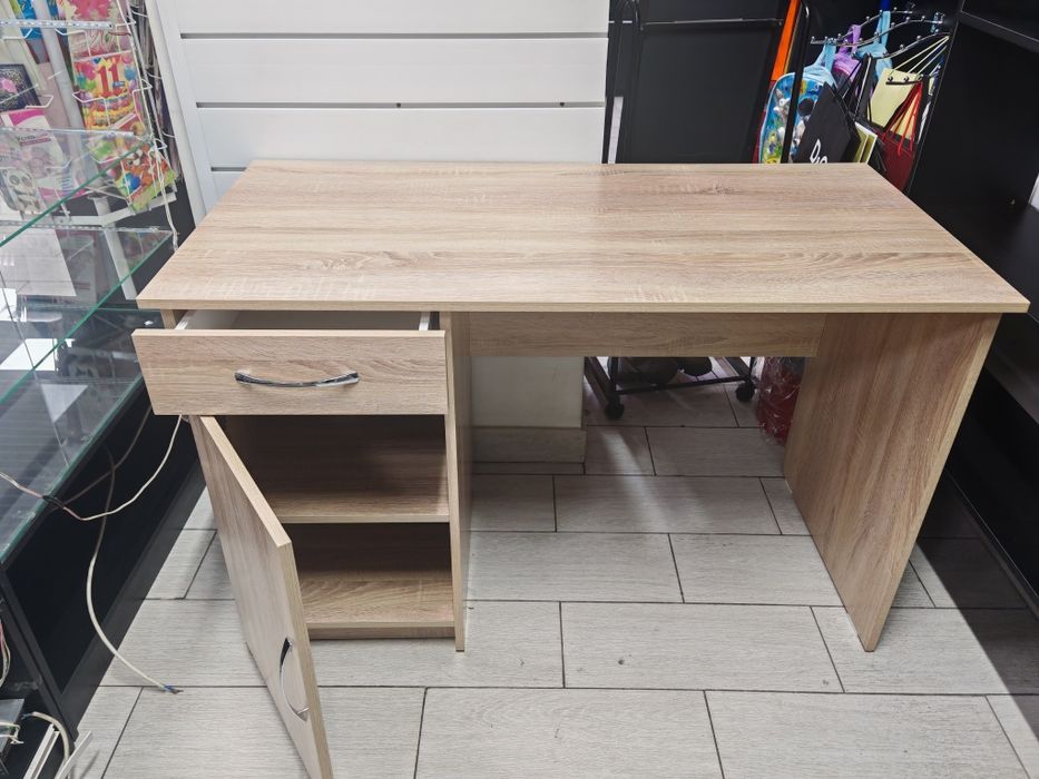 Стол офисный плюс кресло на колёсах.. Почти новые