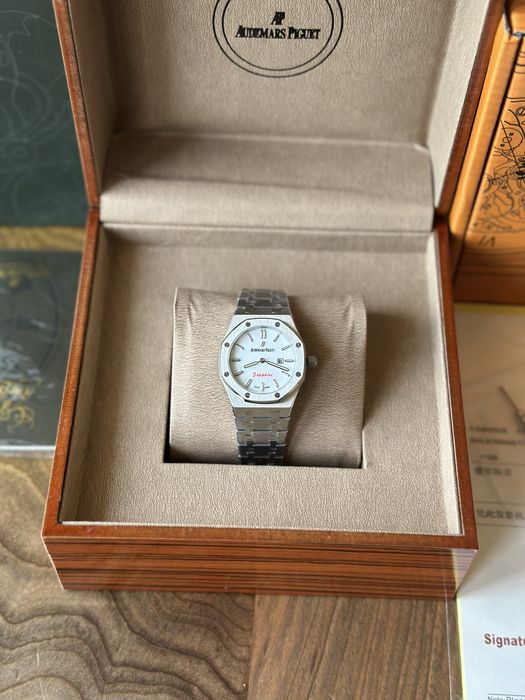 Audemars Piguet Royal Oak White Dial 33 mm Quartz - дамски модел