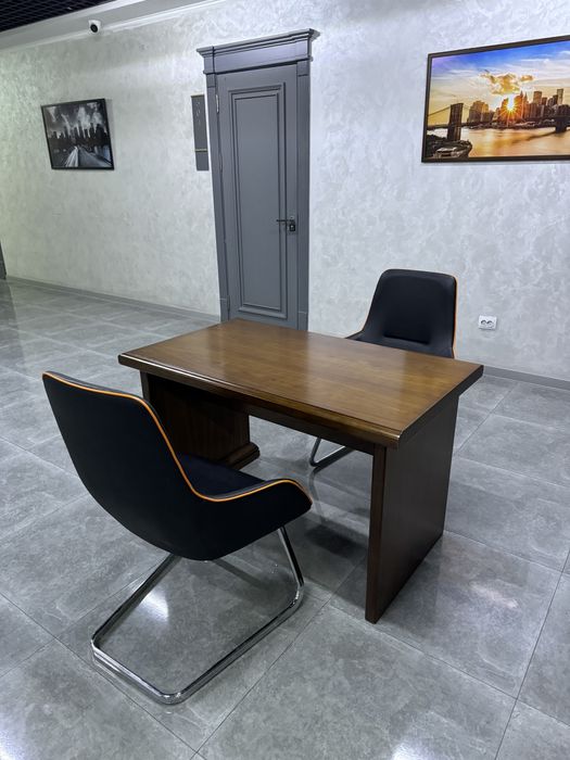 Direktorskiy stol va stullar sotiladi.  Продаётся директорский стол