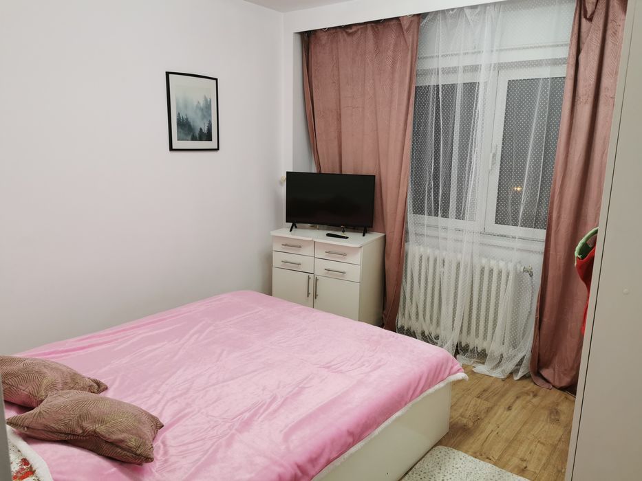 Închiriez apartament cu 4 camere