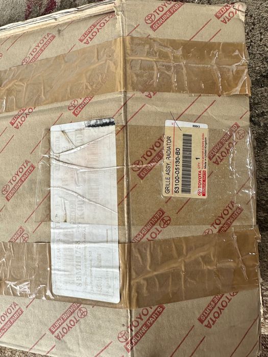 Решетка радиатора Toyota Avensis 2011