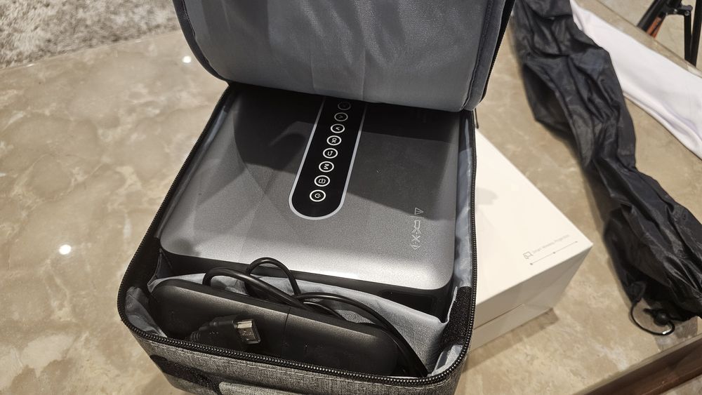 Videoproiector LED UHD / 8K – Nou (Doar testat, pachet complet la cutie)