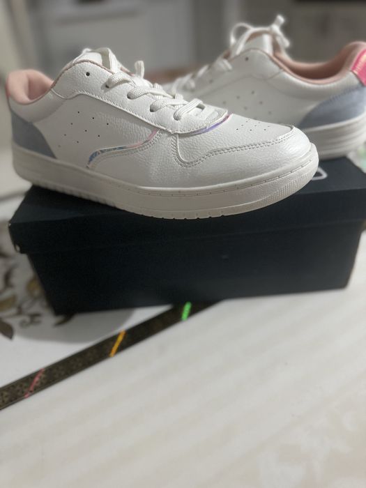 Продам кроссовки белые