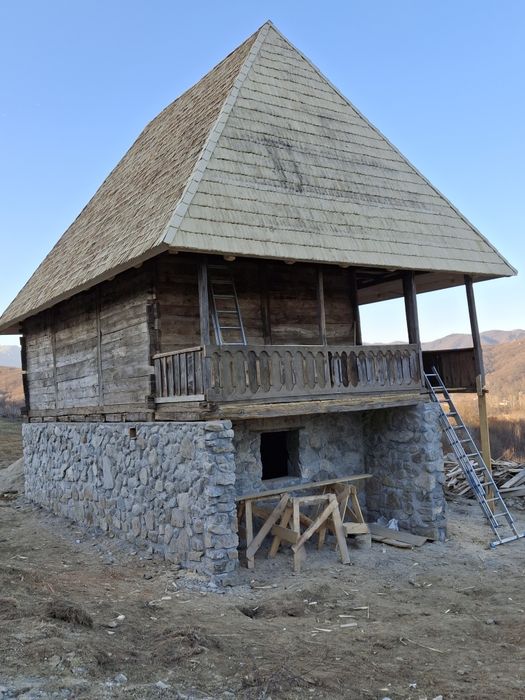 Construcții case  din lemn , restaurari case vechi tradiționala , montaj sindrila etc...