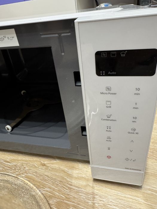 Cuptor microunde cu grill PANASONIC NN-K35NWMEPG, 24l, 900W, alb+CADOU