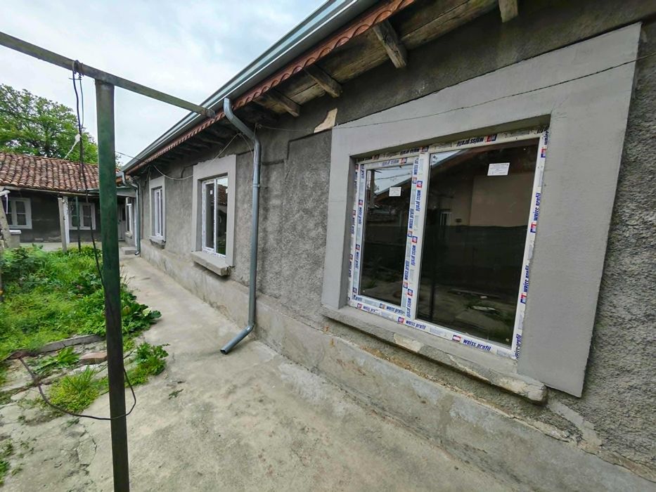 Къща в Центъра на гр.Силистра, на 100м от Дунавската градина, с нов покрив и дограма, 9 стаи