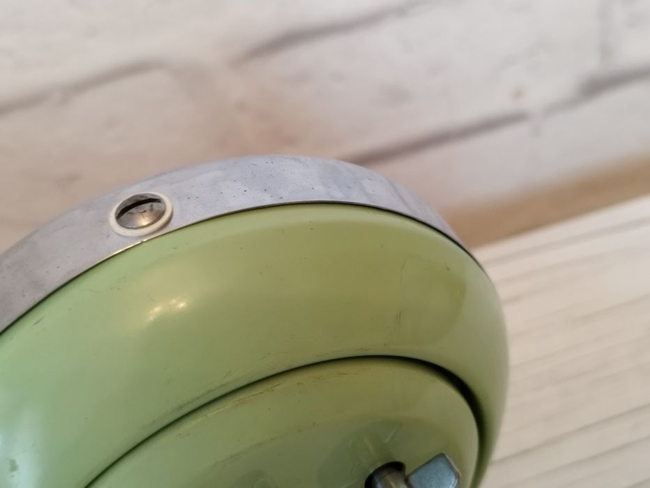 Ceasul copilăriei Găinușa cu puii care ciuguleste