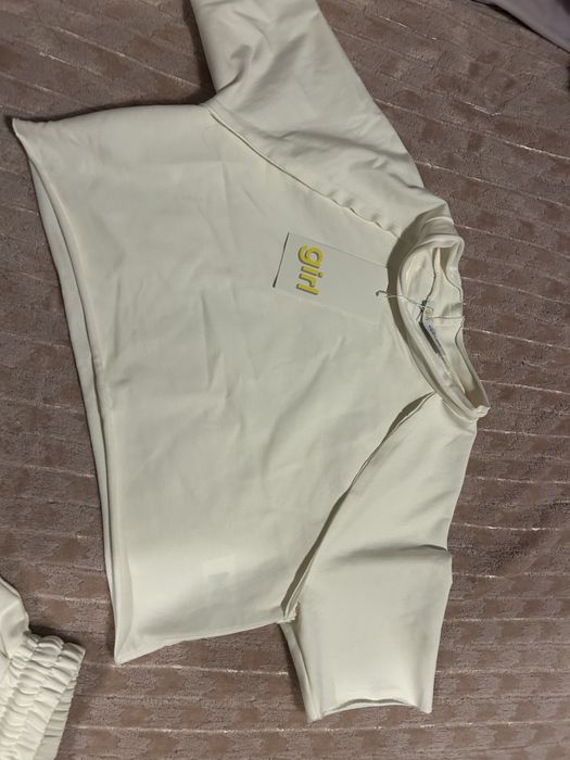 Compleu alb , pantaloni evazati cu tricou scurt