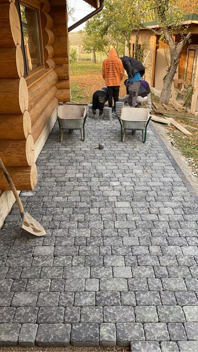 Amenajari exterioare pavaj , piatra cubica , asfalt .