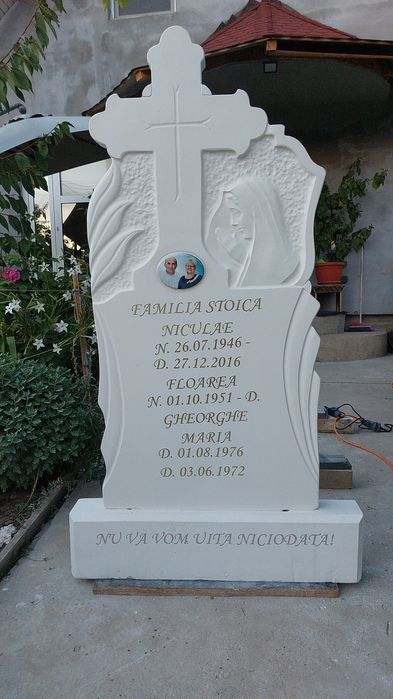 Vând cruci realizate din praf de marmura și mozaic de marmura