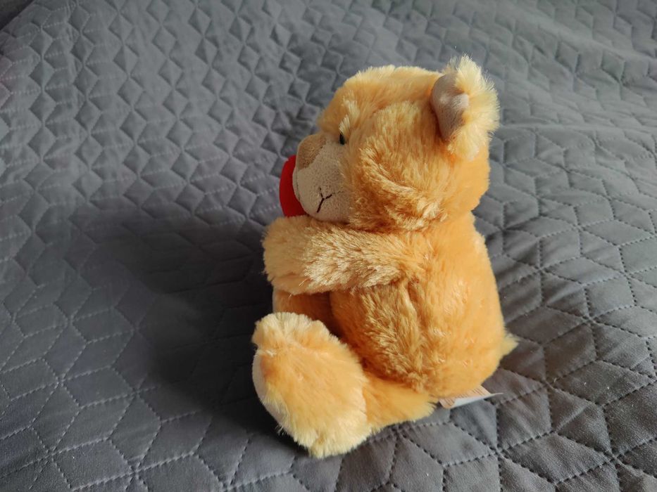 Продавам плюшена мека играчка Мече със сърце - нова
