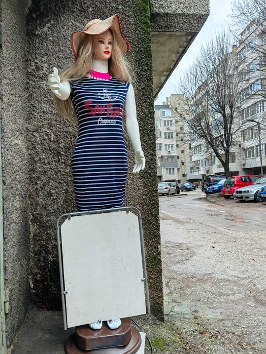 Движещ и вървящ манекен, рекламна табела