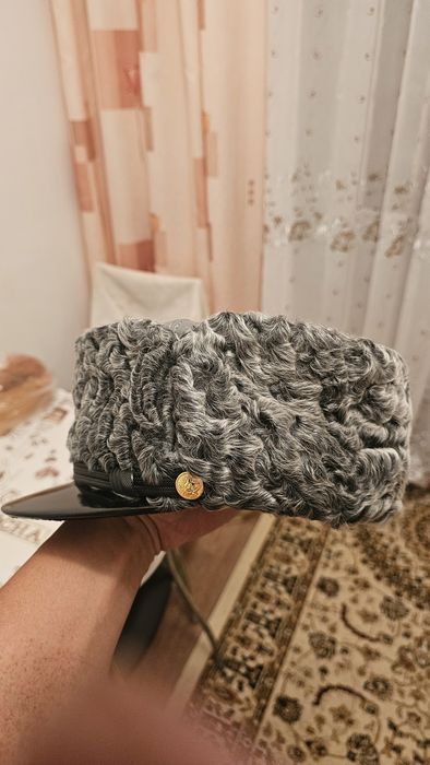 Продам новую каракулевую шапку .