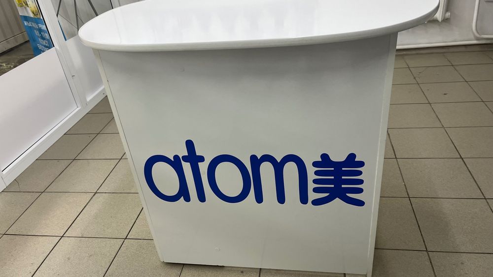 Ресепшн, тумба стеллаж белого цвета