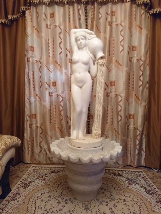 Мраморная статуя фонтан