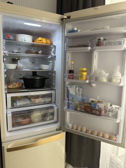 Продам холодильник молочного цвета